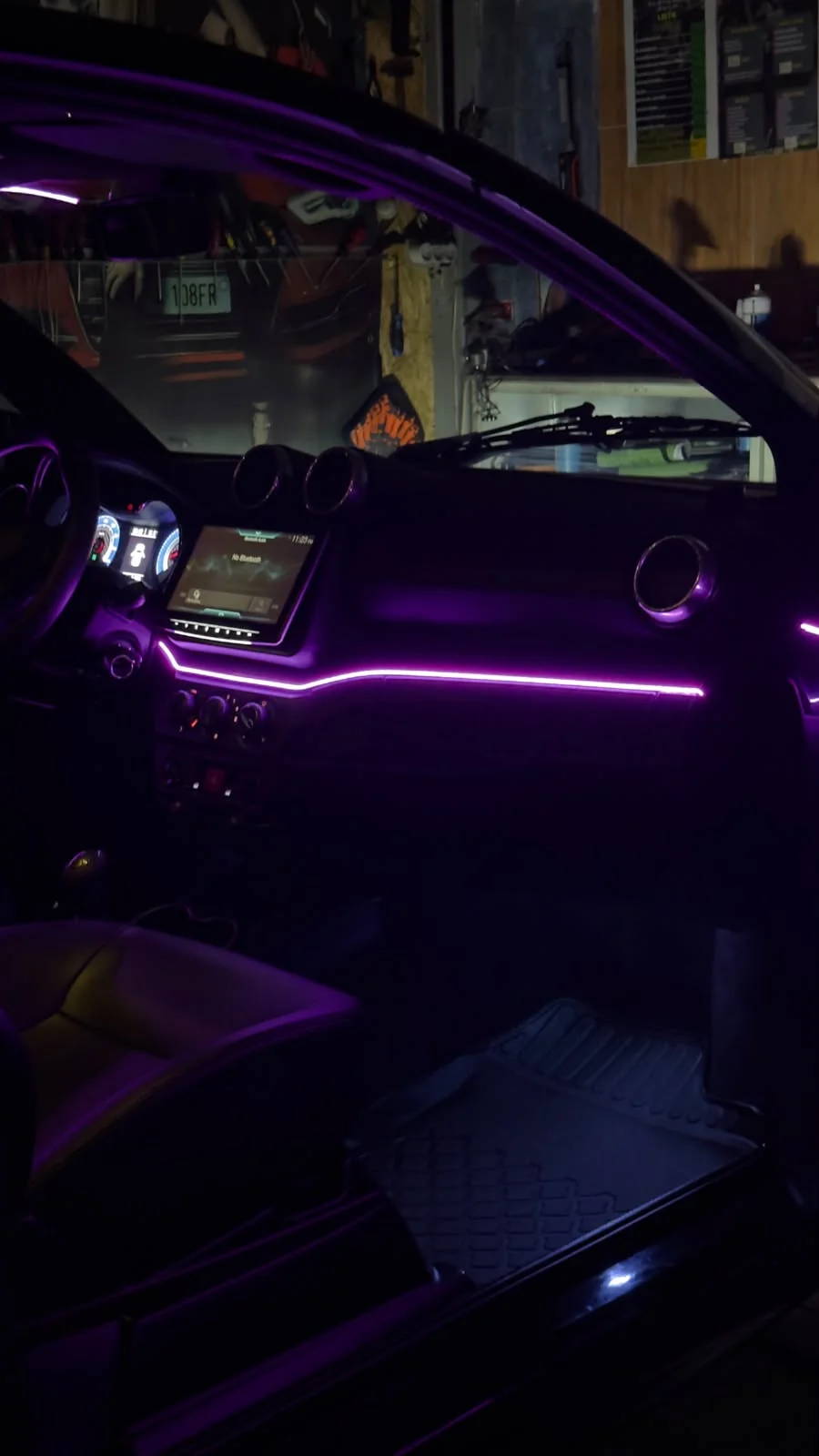 Bandă de lumină violet de-a lungul bordului.