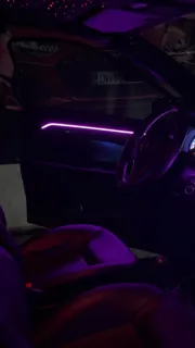 Bandă de lumină violet pe portiera șoferului.