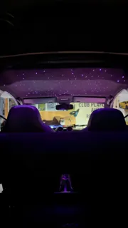 Plafon iluminat violet, văzut din spatele habitaclului.
