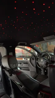 Plafon cu stele roșii, văzut spre volanul VW.