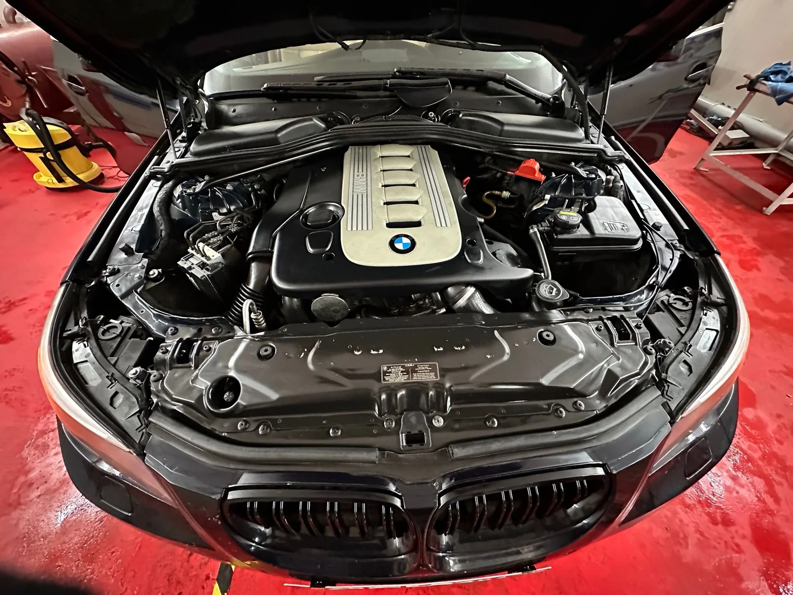 Compartiment motor BMW după curățare.