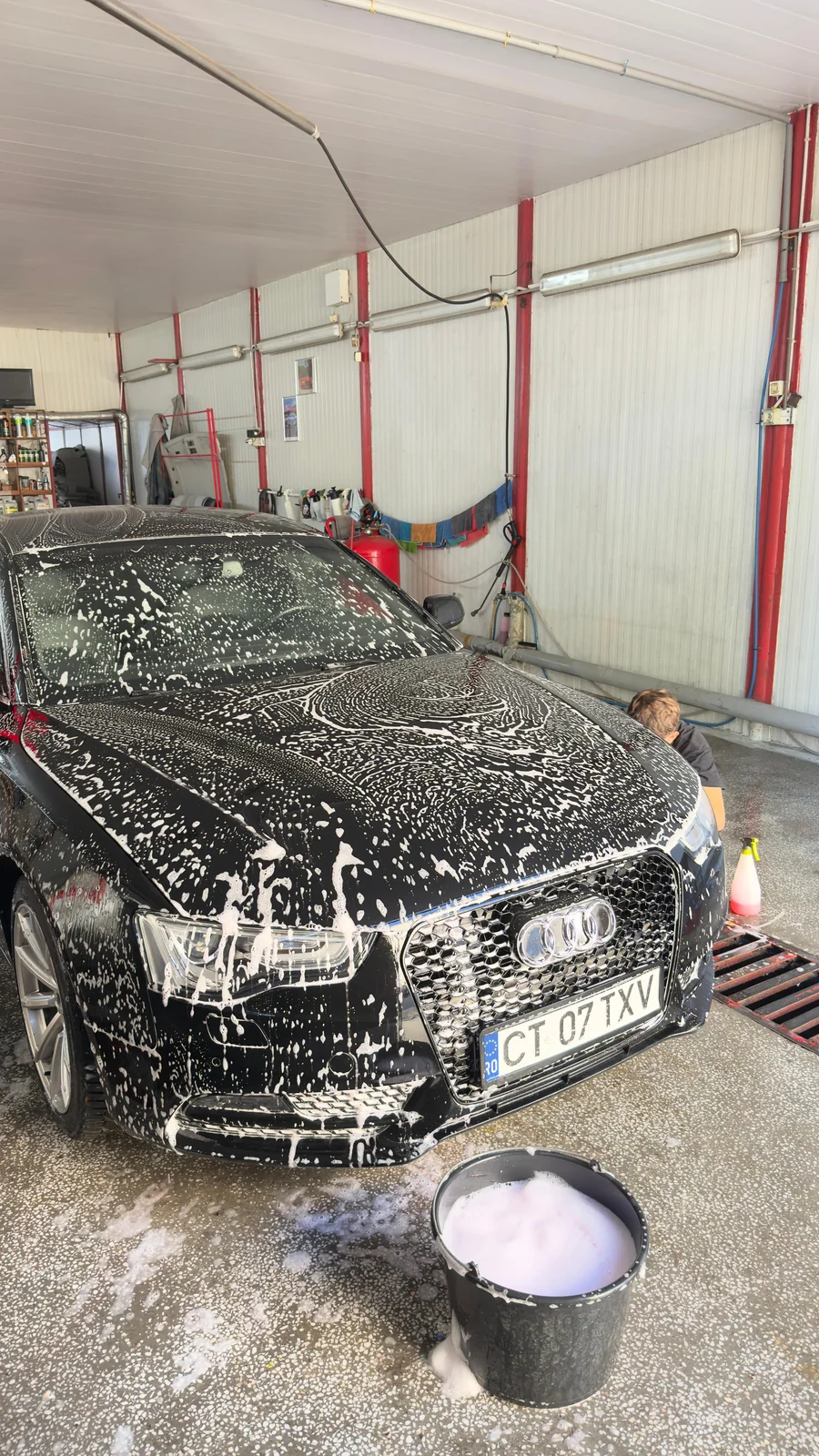 Spălare exterioară cu spumă în atelier.