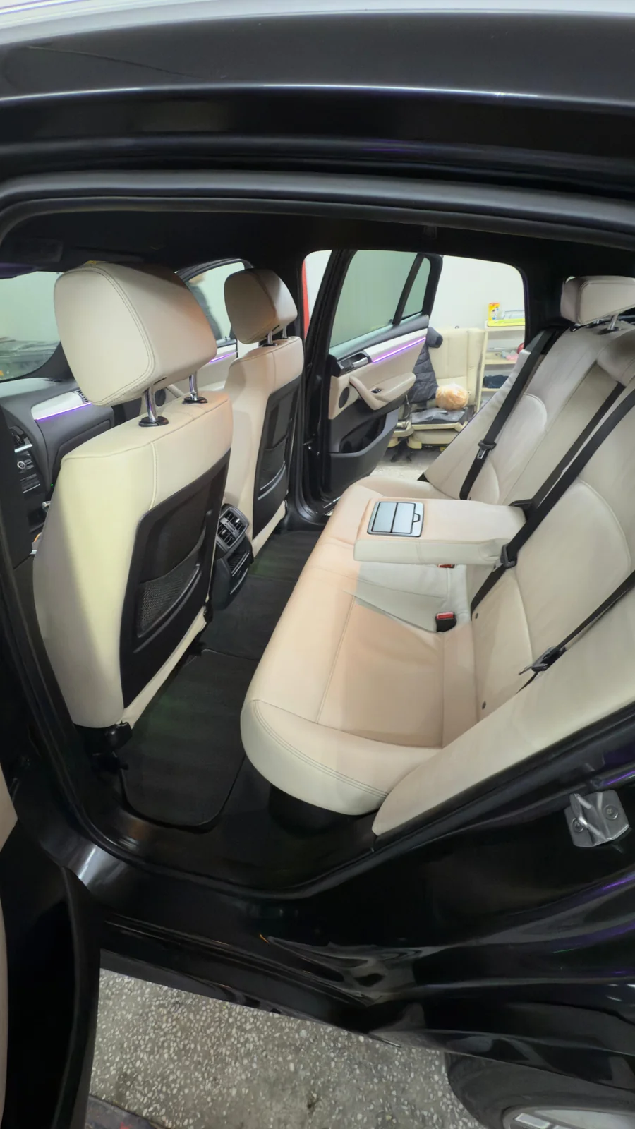 Banchetă din piele crem și finisaje interioare BMW.
