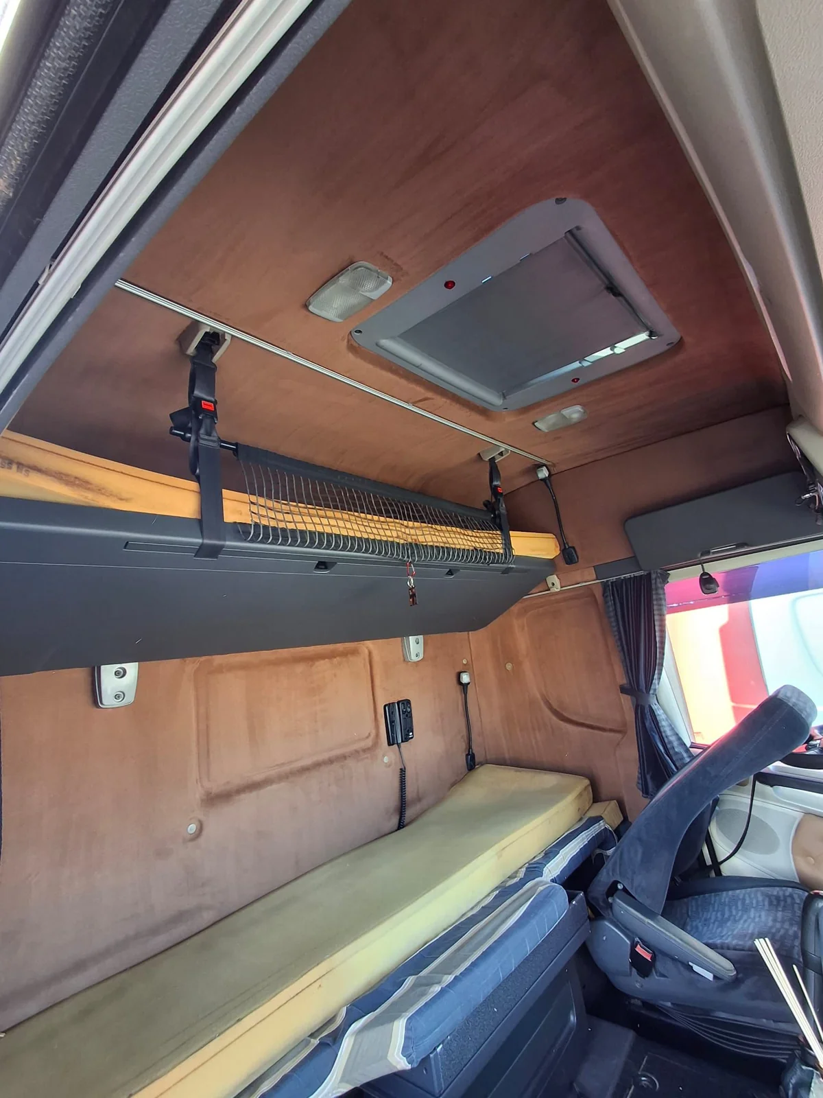 Plafon și panouri textile într-o cabină de camion.