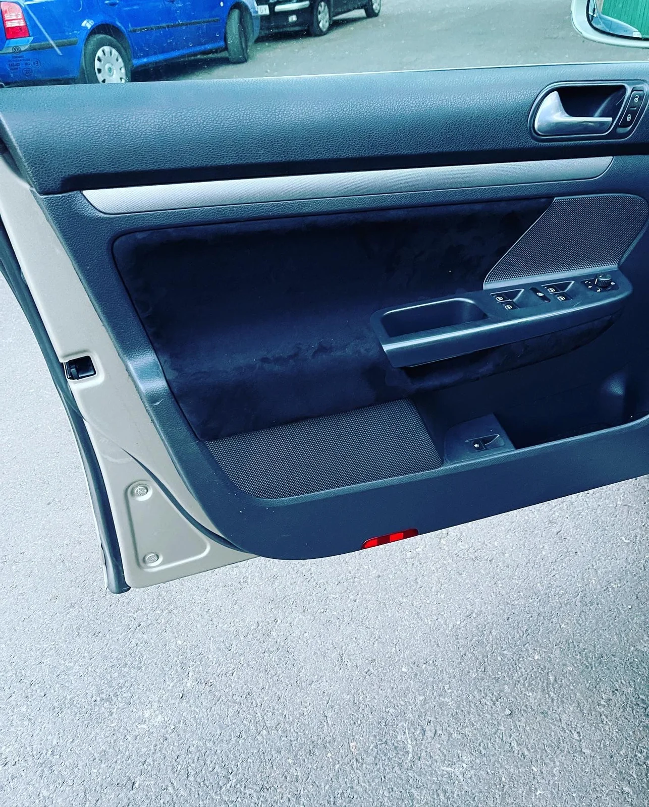 Față de ușă cu inserție din material textil închis la culoare.